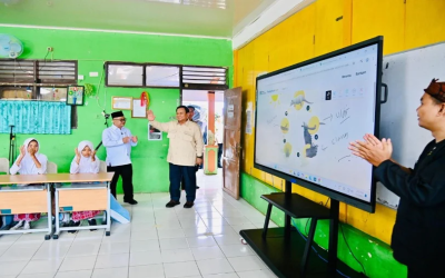 Presiden Prabowo Bersama Mendikdasmen Saksikan Demonstrasi Teknologi Smart Board
